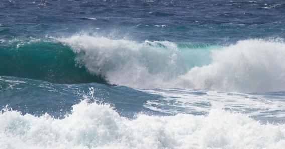 Waves by Tony Hisgett